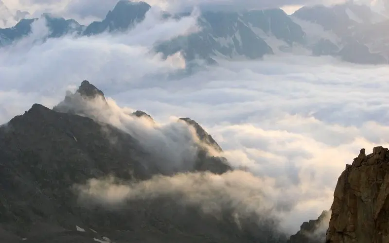 Đám mây trên đỉnh núi tạo ra một không gian thư giãn và mộng mơ. Đám mây trên đỉnh núi tạo ra một không gian thư giãn và mộng mơ.