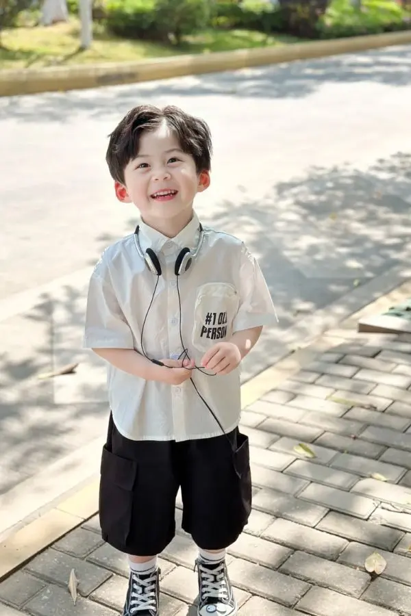 Vẻ trong trẻo của bé trai đẹp nhất thế giới Vẻ trong trẻo của bé trai đẹp nhất thế giới