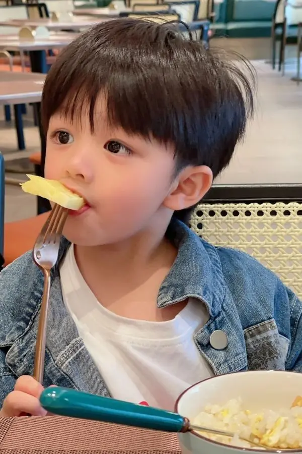 Bé trai đẹp nhất thế giới với ánh mắt đáng yêu Bé trai đẹp nhất thế giới với ánh mắt đáng yêu