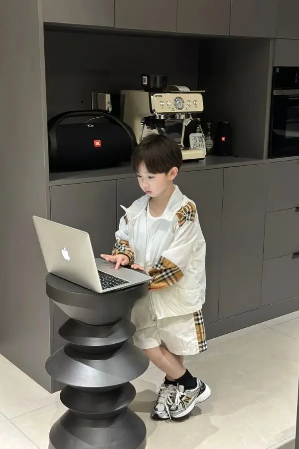 Bé trai đẹp nhất thế giới với vẻ dễ thương Bé trai đẹp nhất thế giới với vẻ dễ thương