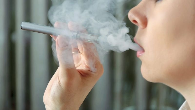 Làn khói mờ ảo xung quanh người hút thuốc, toát lên nét cool ngầu. Làn khói mờ ảo xung quanh người hút thuốc, toát lên nét cool ngầu.