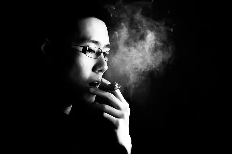 Hút thuốc trong bóng tối, ánh đỏ điếu thuốc nổi bật vẻ chất. Hút thuốc trong bóng tối, ánh đỏ điếu thuốc nổi bật vẻ chất.