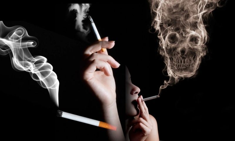 Hình ảnh người hút thuốc trên nền trời hoàng hôn, đầy tâm trạng. Hình ảnh người hút thuốc trên nền trời hoàng hôn, đầy tâm trạng.