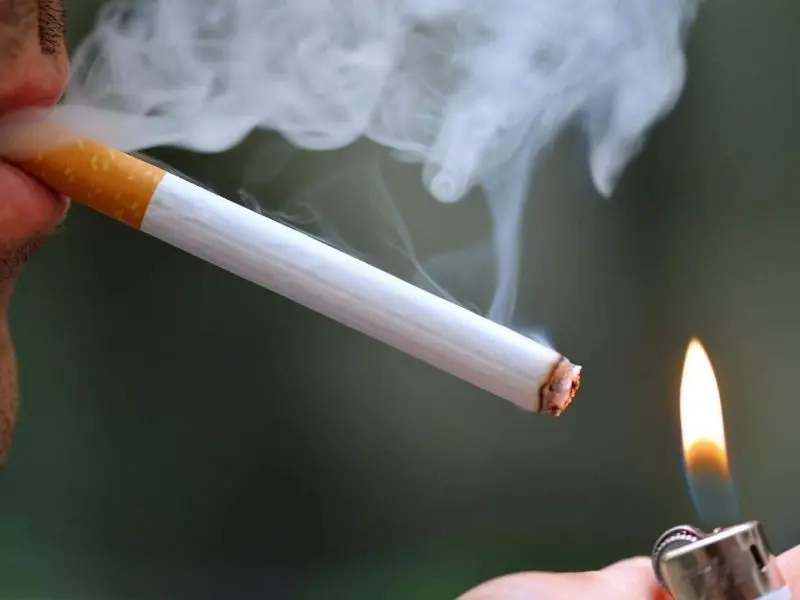 Từng vòng khói thuốc nghệ thuật, tạo cảm giác sâu sắc và mạnh mẽ. Từng vòng khói thuốc nghệ thuật, tạo cảm giác sâu sắc và mạnh mẽ.