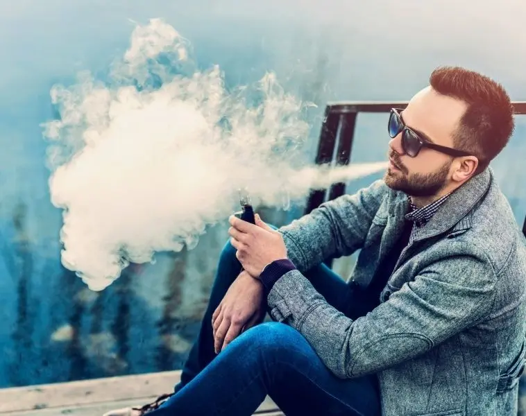 Người hút thuốc ngồi trên ghế, ánh mắt tràn đầy suy tư. Người hút thuốc ngồi trên ghế, ánh mắt tràn đầy suy tư.