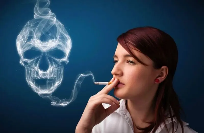 Làn khói uốn lượn quanh người hút thuốc, tạo nên bức hình đầy sáng tạo. Làn khói uốn lượn quanh người hút thuốc, tạo nên bức hình đầy sáng tạo.