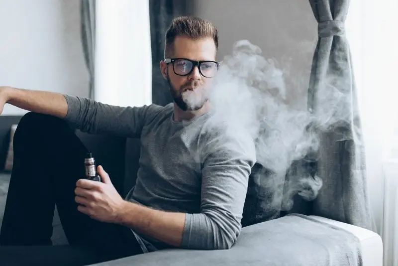 Người hút thuốc với áo khoác da, vẻ ngoài cool ngầu khó cưỡng. Người hút thuốc với áo khoác da, vẻ ngoài cool ngầu khó cưỡng.