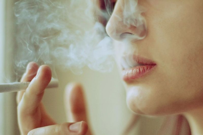 Điếu thuốc trên môi và ánh sáng nhẹ chiếu vào gương mặt lạnh lùng. Điếu thuốc trên môi và ánh sáng nhẹ chiếu vào gương mặt lạnh lùng.