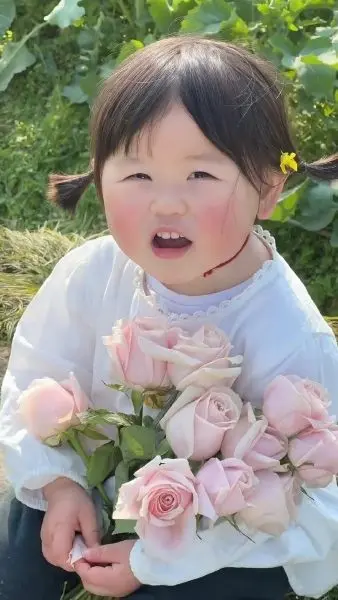 Thêm phần đáng yêu cho điện thoại với hình nền em bé dễ thương Thêm phần đáng yêu cho điện thoại với hình nền em bé dễ thương