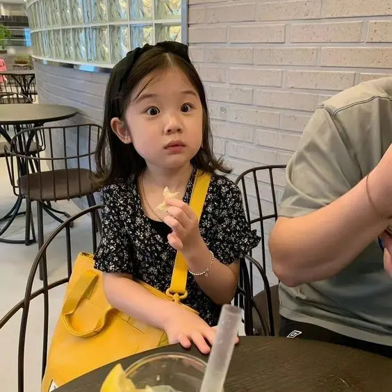 Avatar kid bé gái với đôi mắt to tròn, tỏa sáng vẻ đáng yêu. Avatar kid bé gái với đôi mắt to tròn, tỏa sáng vẻ đáng yêu.