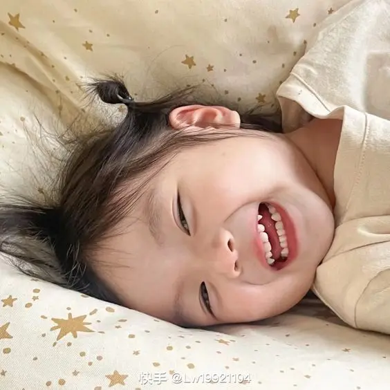 Hình ảnh bé gái trong bộ đồ mùa đông, ấm áp và dễ thương. Hình ảnh bé gái trong bộ đồ mùa đông, ấm áp và dễ thương.