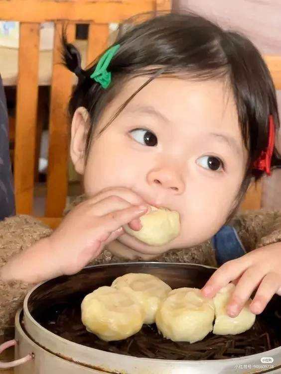 Bé gái với mái tóc buộc cao, đáng yêu và năng động. Bé gái với mái tóc buộc cao, đáng yêu và năng động.