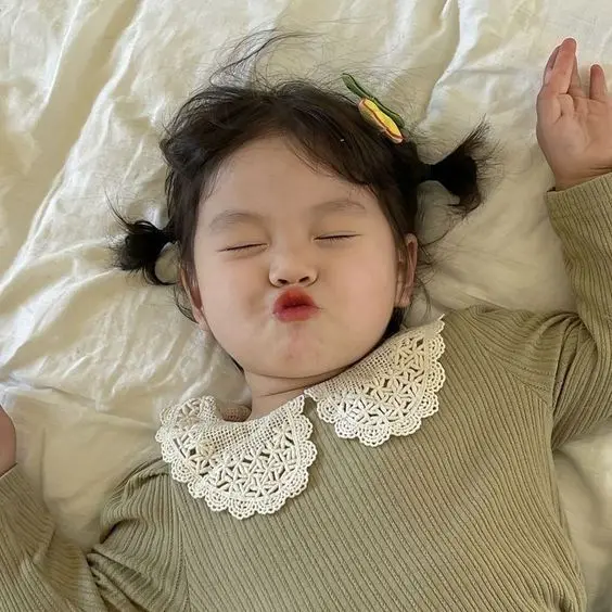 Avatar bé gái bên hoa cúc, tạo nên hình ảnh nhẹ nhàng và tươi sáng. Avatar bé gái bên hoa cúc, tạo nên hình ảnh nhẹ nhàng và tươi sáng.