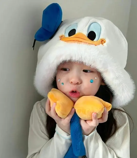 Hình ảnh bé gái bên chú gấu bông, lan tỏa sự ấm áp. Hình ảnh bé gái bên chú gấu bông, lan tỏa sự ấm áp.