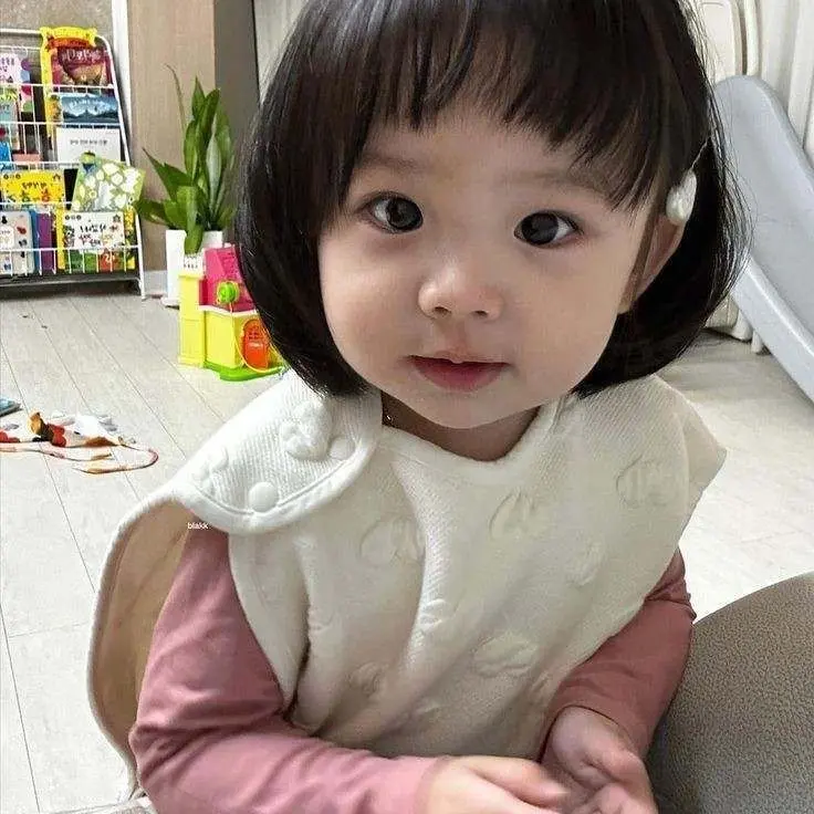 Bé gái trong bộ váy trắng, như nàng tiên nhỏ trong truyện cổ tích. Bé gái trong bộ váy trắng, như nàng tiên nhỏ trong truyện cổ tích.