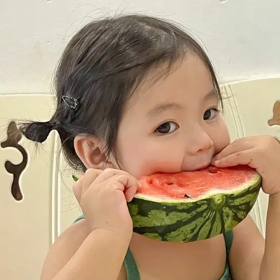 Hình ảnh bé gái bên cánh đồng, tạo cảm giác gần gũi thiên nhiên. Hình ảnh bé gái bên cánh đồng, tạo cảm giác gần gũi thiên nhiên.