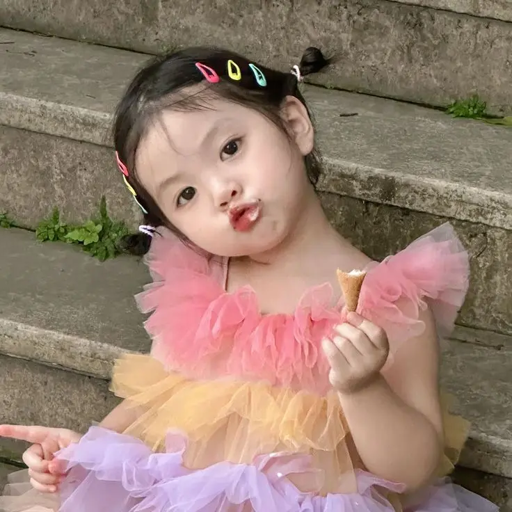Bé gái trong chiếc mũ rộng vành, trông rất dễ thương và lạ mắt. Bé gái trong chiếc mũ rộng vành, trông rất dễ thương và lạ mắt.
