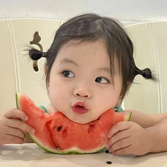 Bé gái với nụ cười rạng rỡ bên ánh nắng, tỏa sáng cả bức hình. Bé gái với nụ cười rạng rỡ bên ánh nắng, tỏa sáng cả bức hình.
