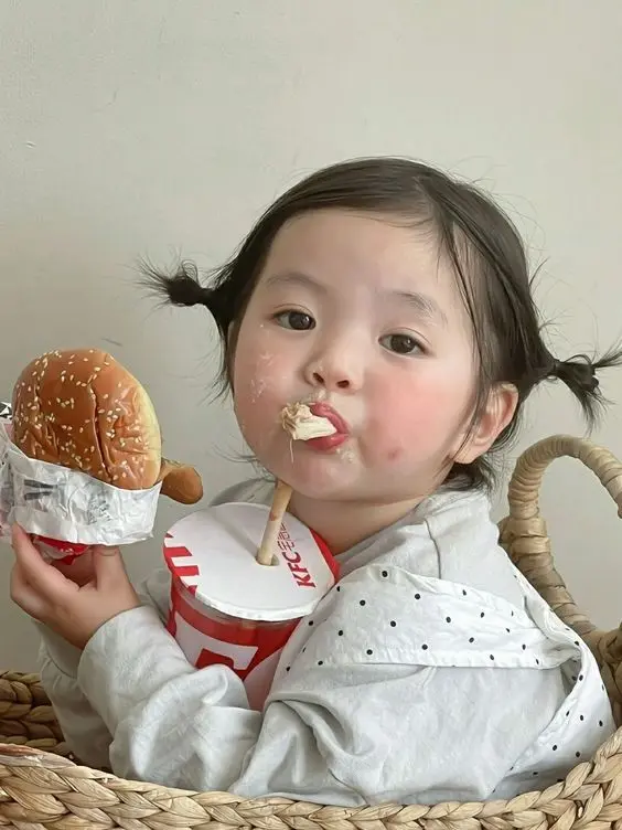 Hình ảnh bé gái trong khung cảnh lễ hội, rực rỡ và đáng yêu. Hình ảnh bé gái trong khung cảnh lễ hội, rực rỡ và đáng yêu.