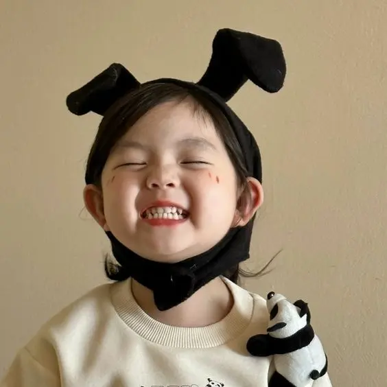Bé gái với mái tóc tết gọn, đáng yêu và gần gũi. Bé gái với mái tóc tết gọn, đáng yêu và gần gũi.