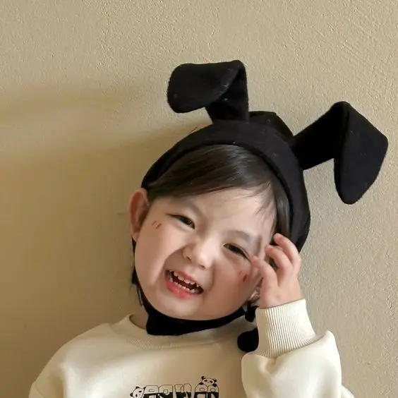 Hình ảnh bé gái bên cạnh chú mèo con, siêu dễ thương. Hình ảnh bé gái bên cạnh chú mèo con, siêu dễ thương.