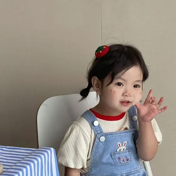 Bé gái trong khung cảnh vui chơi ngoài trời, tràn đầy năng lượng. Bé gái trong khung cảnh vui chơi ngoài trời, tràn đầy năng lượng.