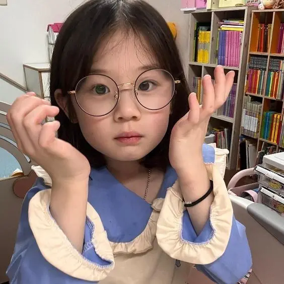 Avatar kid bé gái trong chiếc váy trắng nhỏ nhắn, trông như thiên thần. Avatar kid bé gái trong chiếc váy trắng nhỏ nhắn, trông như thiên thần.