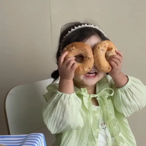Hình ảnh bé gái cười tít mắt, khiến ai cũng muốn ngắm mãi. Hình ảnh bé gái cười tít mắt, khiến ai cũng muốn ngắm mãi.