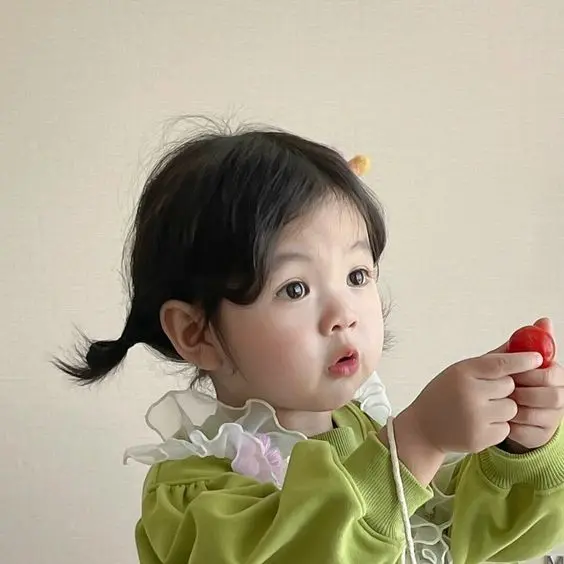 Bé gái trong trang phục mùa hè, tạo cảm giác tươi mát và dễ chịu. Bé gái trong trang phục mùa hè, tạo cảm giác tươi mát và dễ chịu.