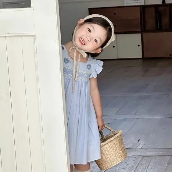 Avatar bé gái trong tư thế ôm gấu bông, lan tỏa sự dễ thương. Avatar bé gái trong tư thế ôm gấu bông, lan tỏa sự dễ thương.