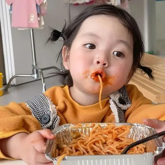 Bé gái trong chiếc váy dạ hội, trông như công chúa nhỏ. Bé gái trong chiếc váy dạ hội, trông như công chúa nhỏ.