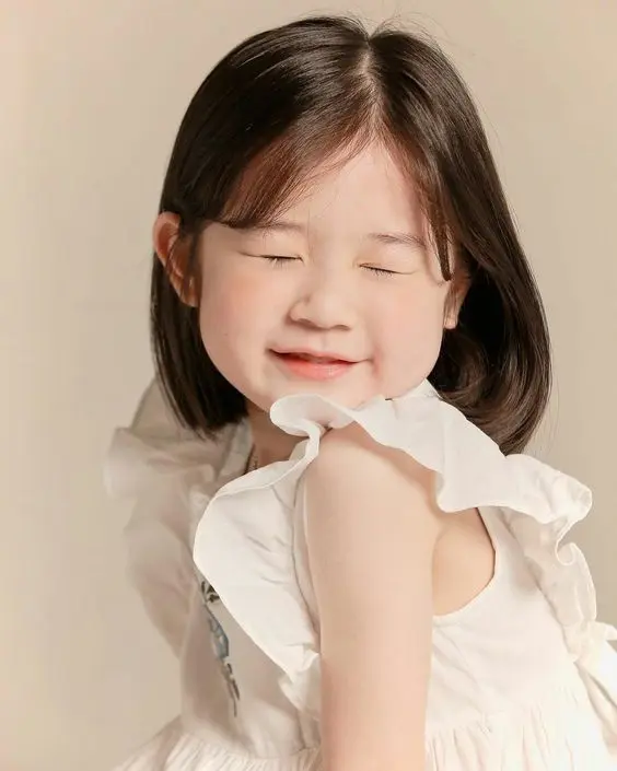 Avatar kid bé gái bên cạnh mẹ, tạo cảm giác ấm áp và thân thương. Avatar kid bé gái bên cạnh mẹ, tạo cảm giác ấm áp và thân thương.