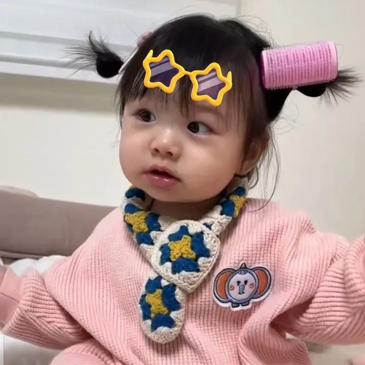 Bé gái trong tư thế vui đùa, lan tỏa sự hạnh phúc. Bé gái trong tư thế vui đùa, lan tỏa sự hạnh phúc.