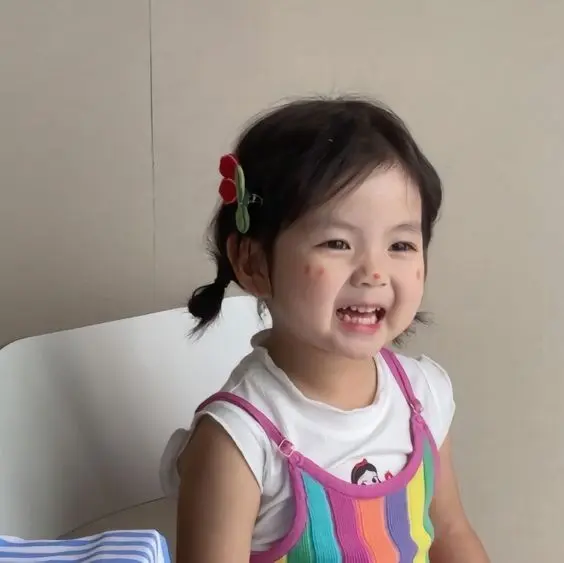 Hình ảnh bé gái trong bộ đồ ngủ, dễ thương như nàng công chúa nhỏ. Hình ảnh bé gái trong bộ đồ ngủ, dễ thương như nàng công chúa nhỏ.