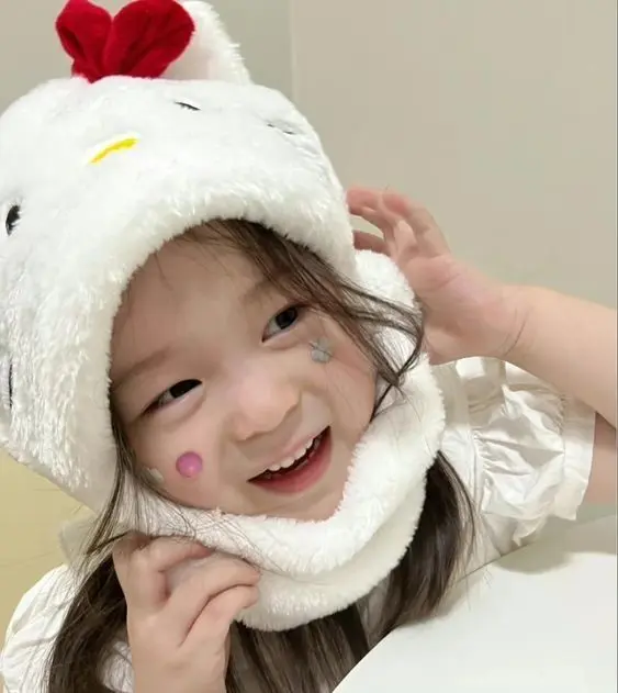 Bé gái với mái tóc xõa dài, tạo nên hình ảnh nữ tính và đáng yêu. Bé gái với mái tóc xõa dài, tạo nên hình ảnh nữ tính và đáng yêu.