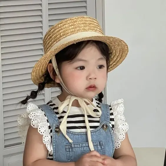 Bé gái trong khung cảnh gia đình, tỏa sáng với sự gần gũi. Bé gái trong khung cảnh gia đình, tỏa sáng với sự gần gũi.