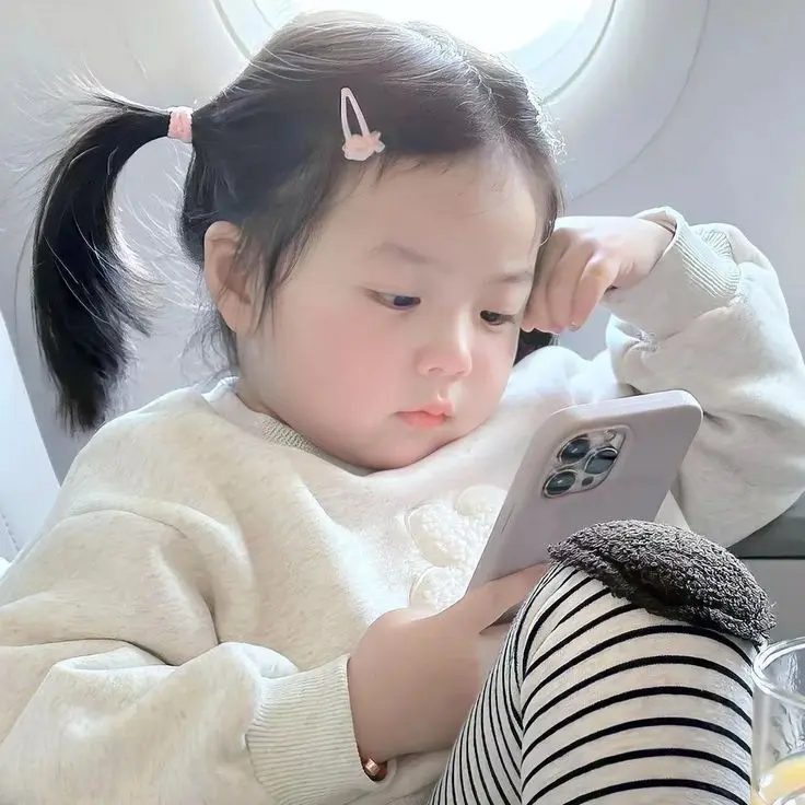 Hình ảnh bé gái bên chú chó nhỏ, lan tỏa niềm vui. Hình ảnh bé gái bên chú chó nhỏ, lan tỏa niềm vui.