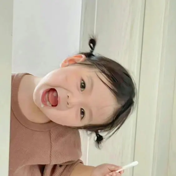 Hình ảnh bé gái với mái tóc xõa tự nhiên, hồn nhiên và dễ thương. Hình ảnh bé gái với mái tóc xõa tự nhiên, hồn nhiên và dễ thương.