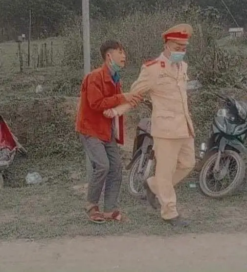 Meme công an không quan tâm hài hước