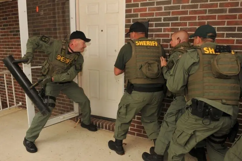 Meme FBI với những hình ảnh đặc trưng của các điệp viên