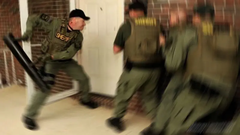 Meme FBI kết hợp giữa sự nghiêm túc và sự hài hước
