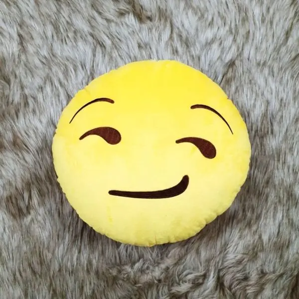 Meme mèo nhếch mép khinh bỉ hài hước