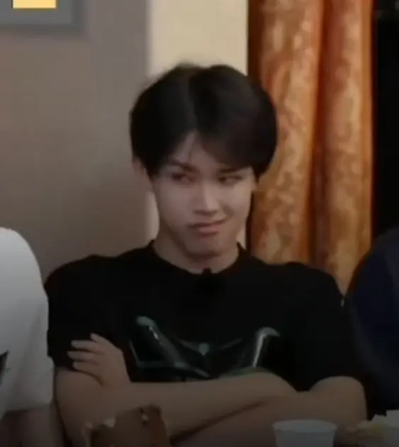 Meme khinh bỉ với biểu cảm gương mặt thú vị
