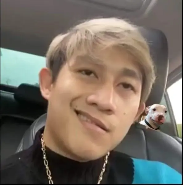 Meme nhếch mép với biểu cảm hài hước