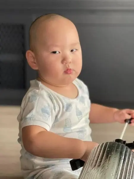 Meme em bé với biểu cảm khinh bỉ