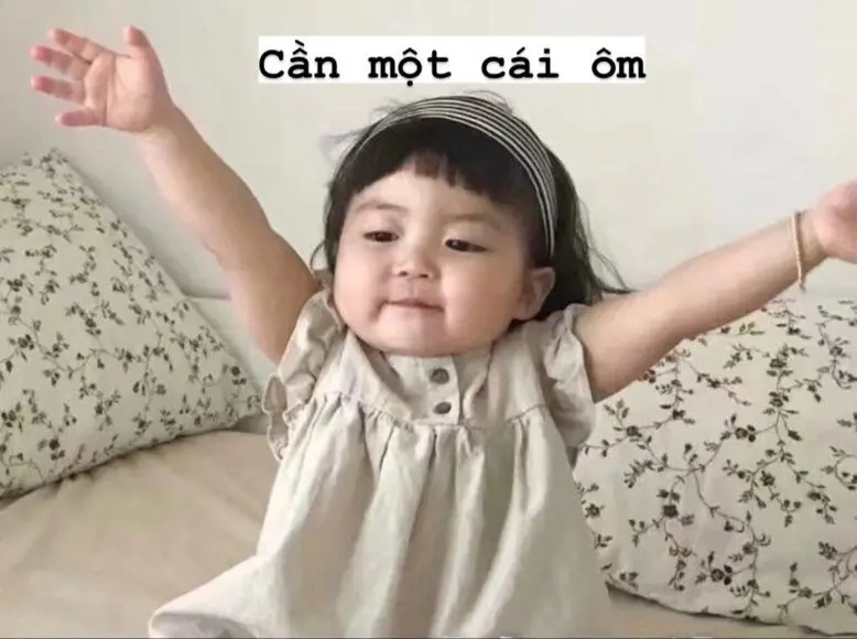 Meme ôm cho người bạn lâu ngày không gặp