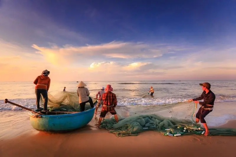 Hoàng hôn buông xuống thuyền đánh cá trên sông, vẻ đẹp mê hồn. Hoàng hôn buông xuống thuyền đánh cá trên sông, vẻ đẹp mê hồn.