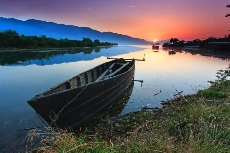 Thuyền đánh cá trên sông, ánh hoàng hôn lan tỏa tạo vẻ đẹp lãng mạn. Thuyền đánh cá trên sông, ánh hoàng hôn lan tỏa tạo vẻ đẹp lãng mạn.