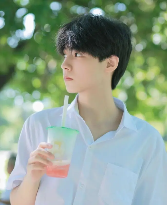 Gương mặt trai đẹp mặc áo sơ mi trắng sáng ngời Gương mặt trai đẹp mặc áo sơ mi trắng sáng ngời
