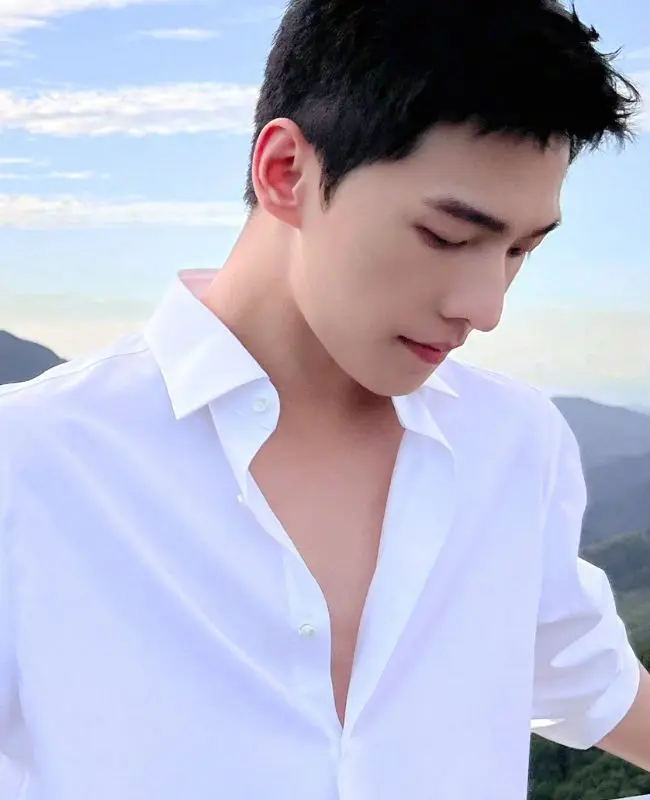 Góc nghiêng trai đẹp mặc áo sơ mi trắng Góc nghiêng trai đẹp mặc áo sơ mi trắng